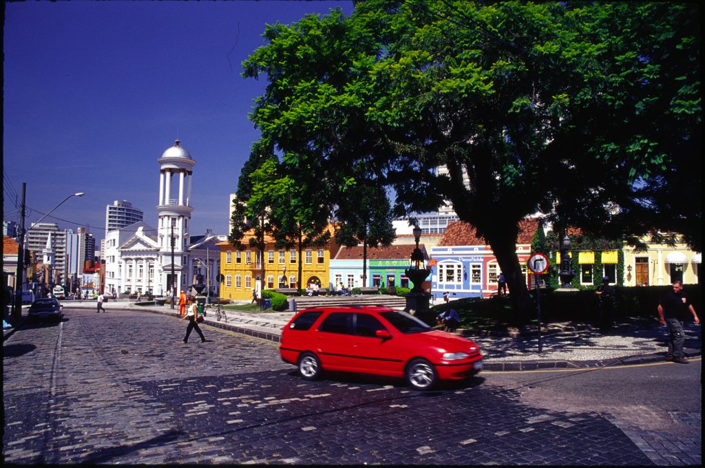06 - BUNTE HÄUSER IN CURITIBA.png