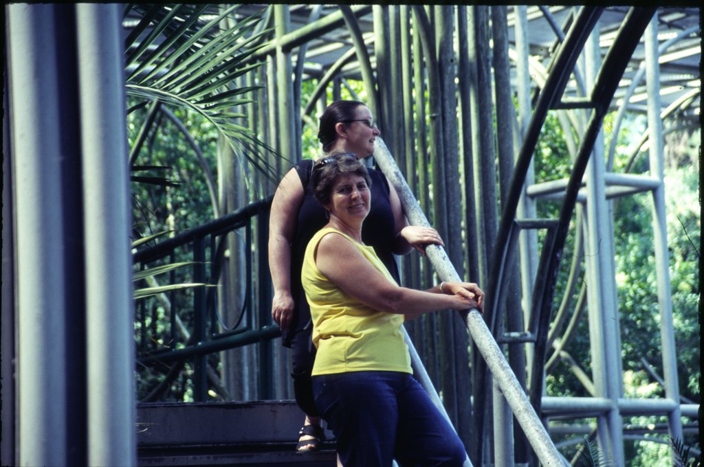 16 VANDA UND GIGI AUF TREPPE VON OPERA L'ARAME.png