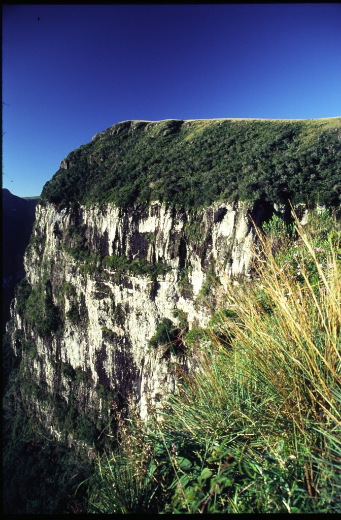 24 BLICK AUF ABSCHLUSSFELSEN MIT HÖHENWEG.png