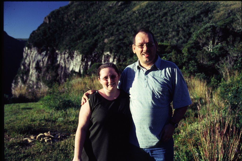 29 GIGI UND KNUT VOR ABSCHLUSSFELSEN.png
